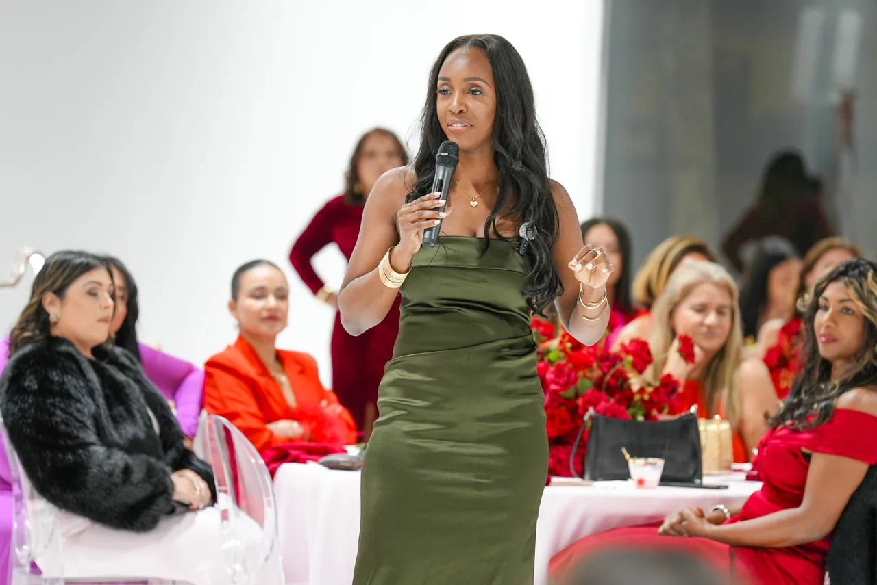 Keleisha Carter speaking to a live audience